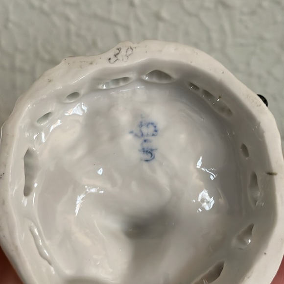 Vintage Sitzendorf porcelain figurine of Baroque man with young lamb - Picture 5 of 6